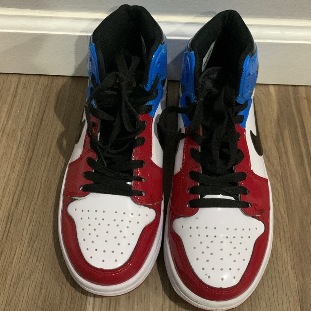 Kids “unisex”  Air Jordon 1 retro size 6.5